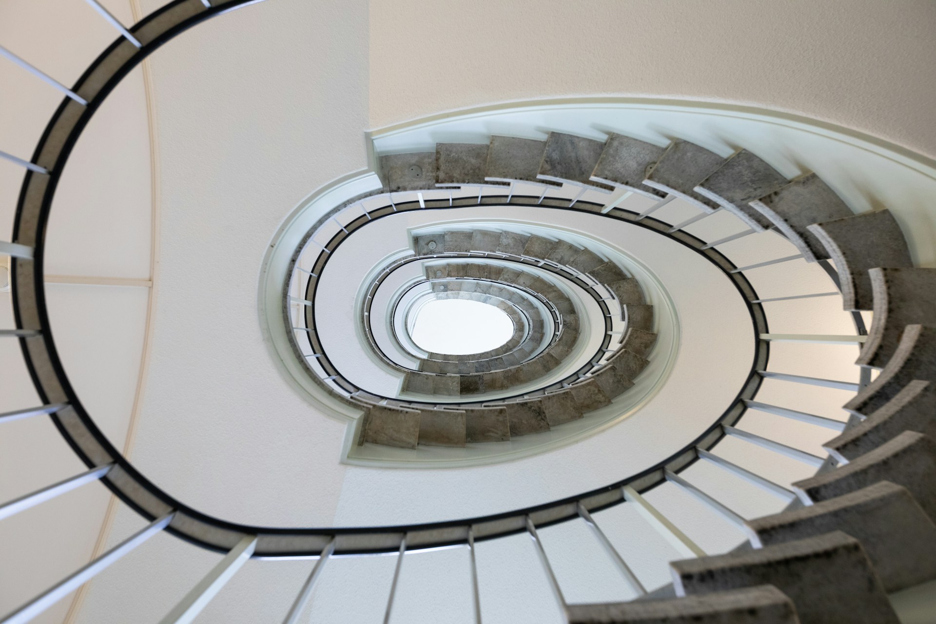 Escalier en colima&ccedil;on blanc, image de la boucle entre cadre et &eacute;quipe en r&eacute;gulation d'&eacute;quipe